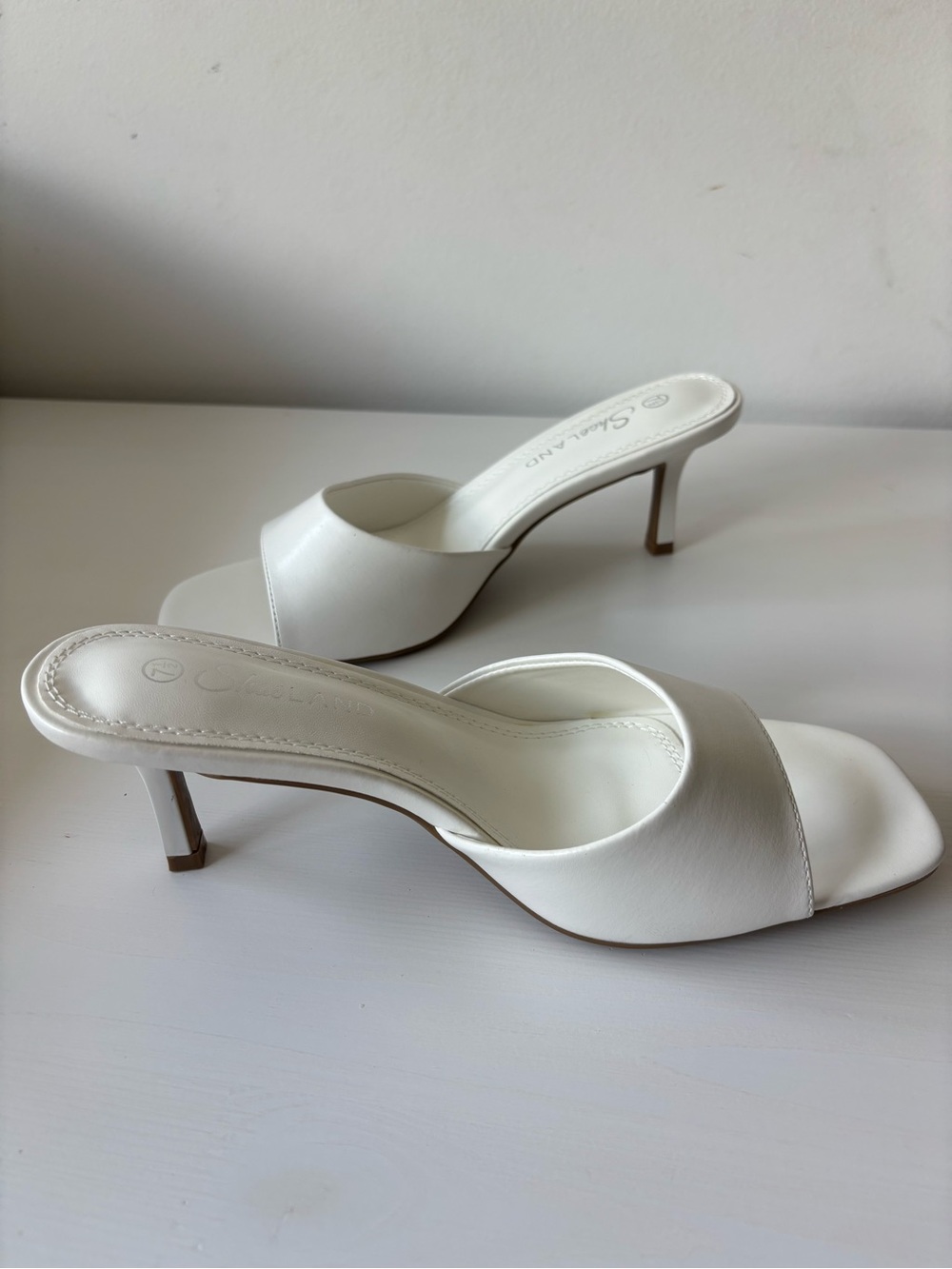 Never worn White Slide kitten Sandals for Women - Picture 3 of 3